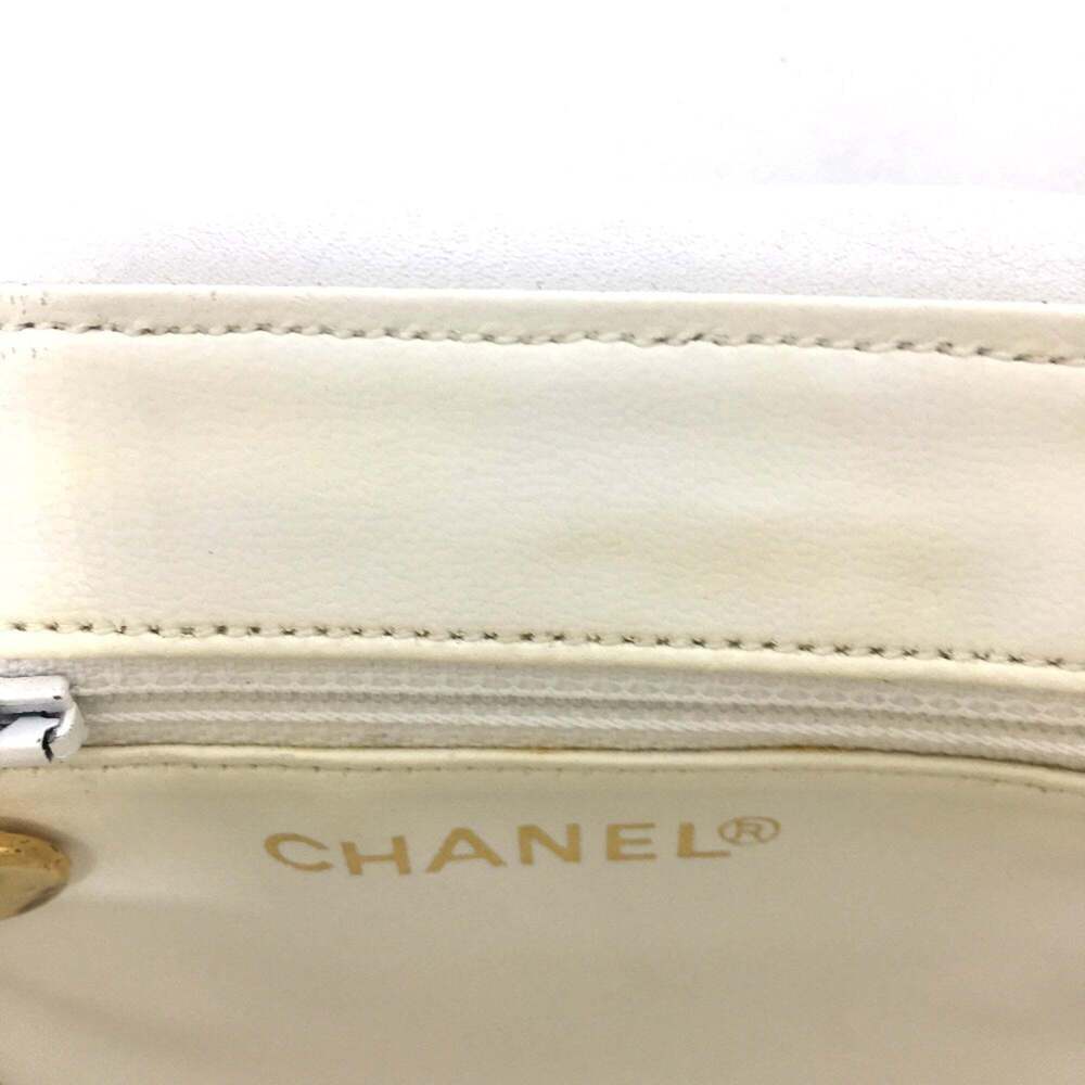 CHANEL White Shoulder Bag - Picture 9 of 16